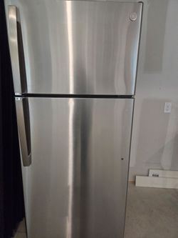 GE Stainless Steel Top-Freezer Refrigerator