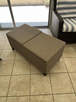 Wicker/Rattan Ottoman w/storage
