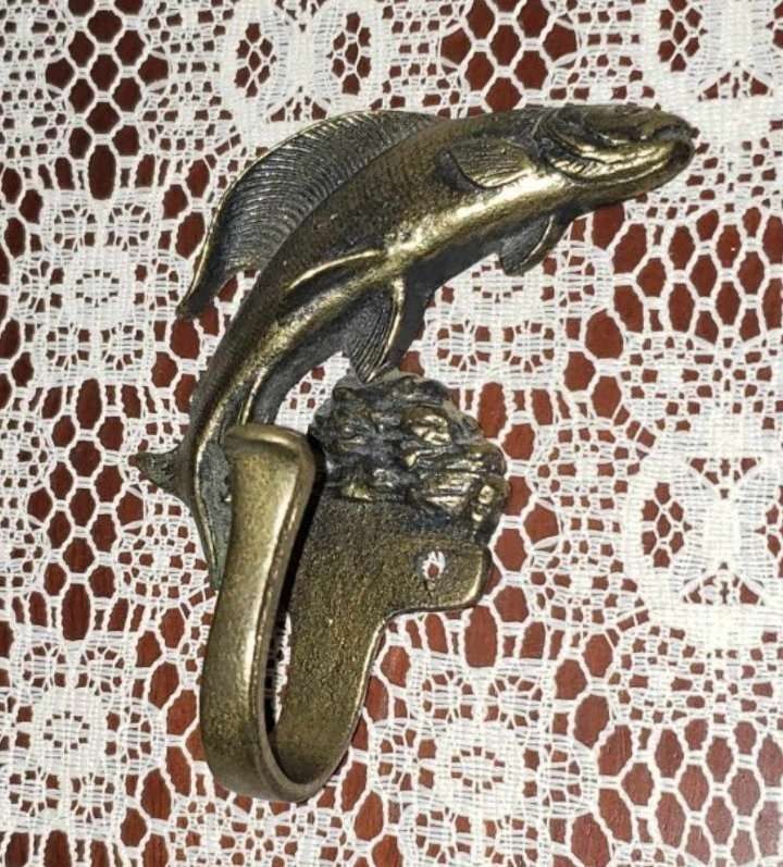 VINTAGE SOLID BRASS NAUTICAL OCEAN SEA TROUT BASS FISH WALL HOOK DECOR