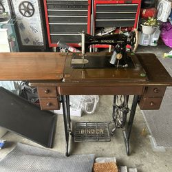 Vintage 1936 Singer Sewing Machine With Cabinet And Knee Pedal. 