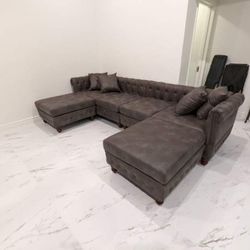 New Chesterfield Type Sectional Couch! Free Delivery 🚚! Financing Available! 