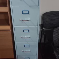 Metal File Cabinet ( like new )
