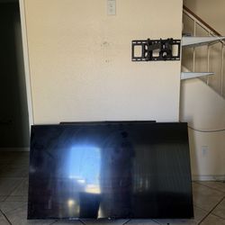 65” Smart TV – Excellent Condition + Wall Mount + Remote