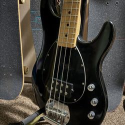 Musicman SUB Bass + Ampeg Bass Amp