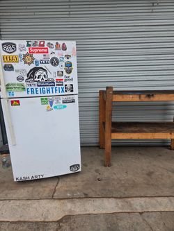 Free refrigerador and table