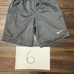 NIKE BOYS SHORT SIZE 6