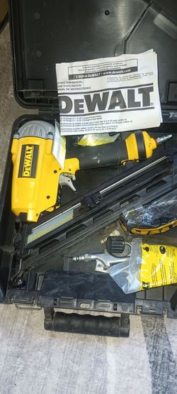DeWalt 15 Gauge Angled Finish Nailer with Case