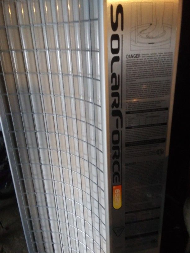 Standing tanning bed