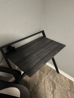 Gaming chair and table for 80$