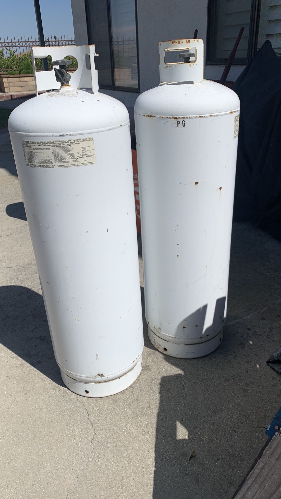100 Gallon Propane Tanks