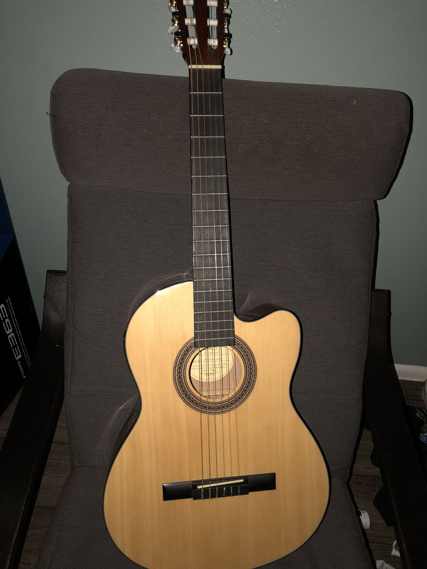 Lucero LC100CE Acoustic-Electric Cutaway Classical Guitar Natural