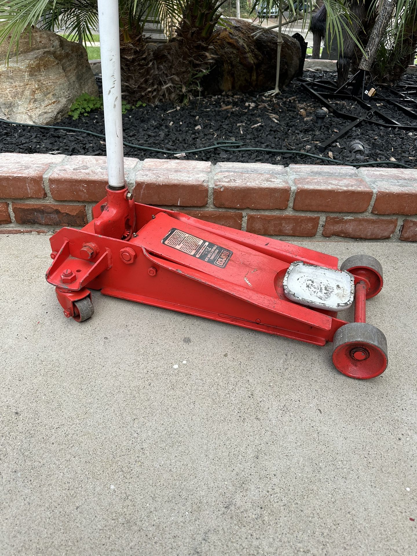 NORCO Professional Hydraulic Floor Jack - 2 1/4 Ton Capacity - Model Number 71230 A