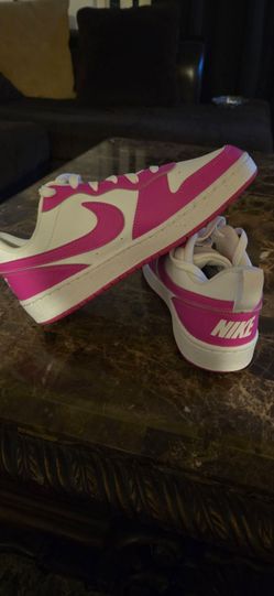 Nike Dunk Low womens  (laser fuchsia color) womens 7.5 or 6Y Brand New  100% authentic pickup in Reseda / winnetka area $45