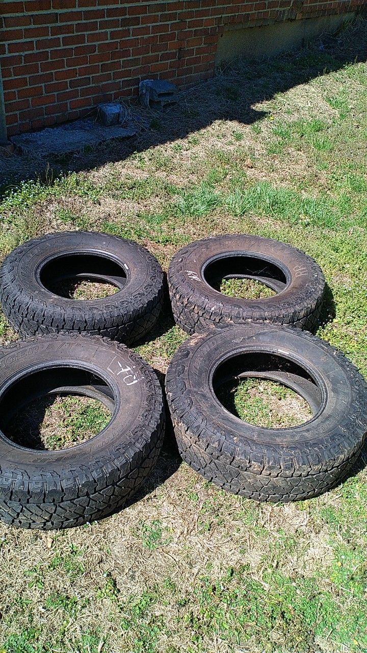 Set Of Thunder Ranger (245/75R16)