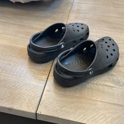 BLACK CROCS SIZE J-6 (Slightly Used)