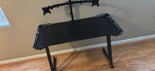 gaming workstation featuring a carbon fiber-textured surface