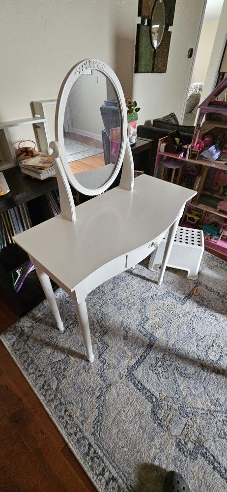 Girls Dest With Mirror