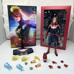 Hot Toys 1/6th Scale Figure - Captain Marvel (Collector Edition)