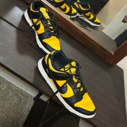 Nike Dunks, Black And Yellow Size 10