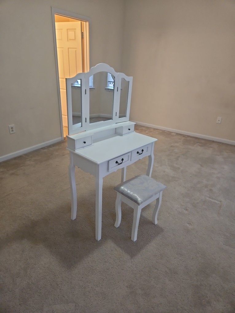 Vanity Dresser With Chair