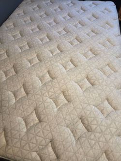 Full Helix Luxe Midnight Mattress - Like New