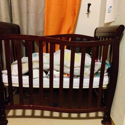 Mini Baby Crib With 1.5-inch Mattress.