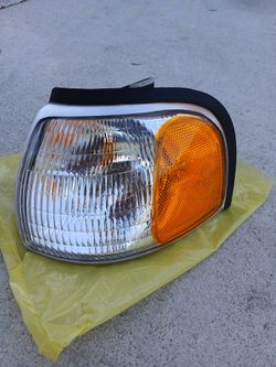 MAZDA PICK UP TRUCK DRIVER SIDE LIGHT 98-00