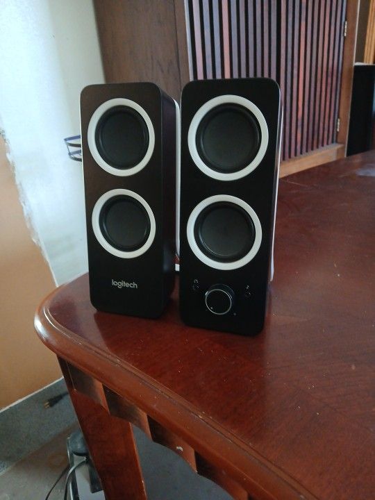 LOGITECH  Dual Audio speakers W / A punch