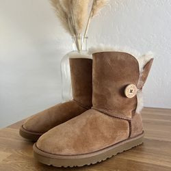 UGGS bailey button ll