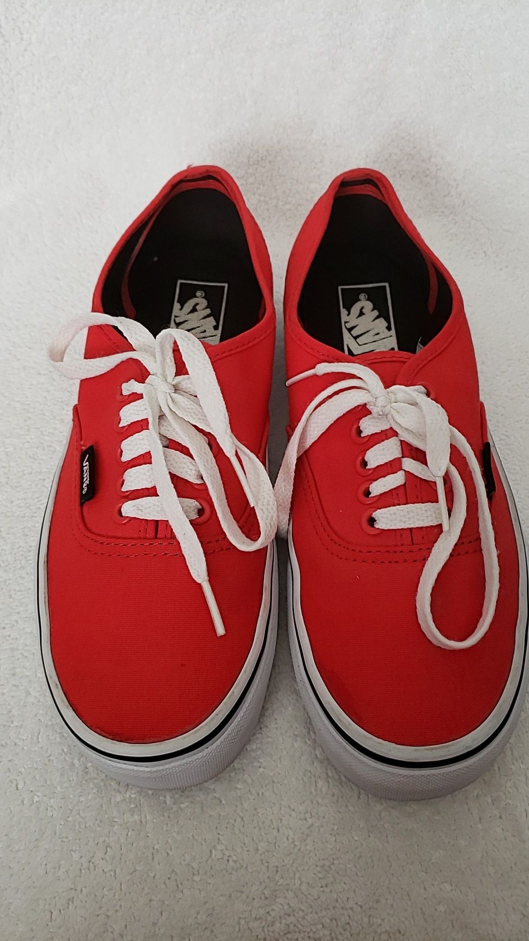 Brand new Vans off the well shoes size is men 7.5 women 9