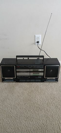 Toshiba 1980's Vintage Boombox Radio Detachable Speakers