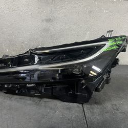 2023-2024-2025 TOYOTA PRIUS LEFT HEADLIGHT w/AUTOMATIC OEM USED