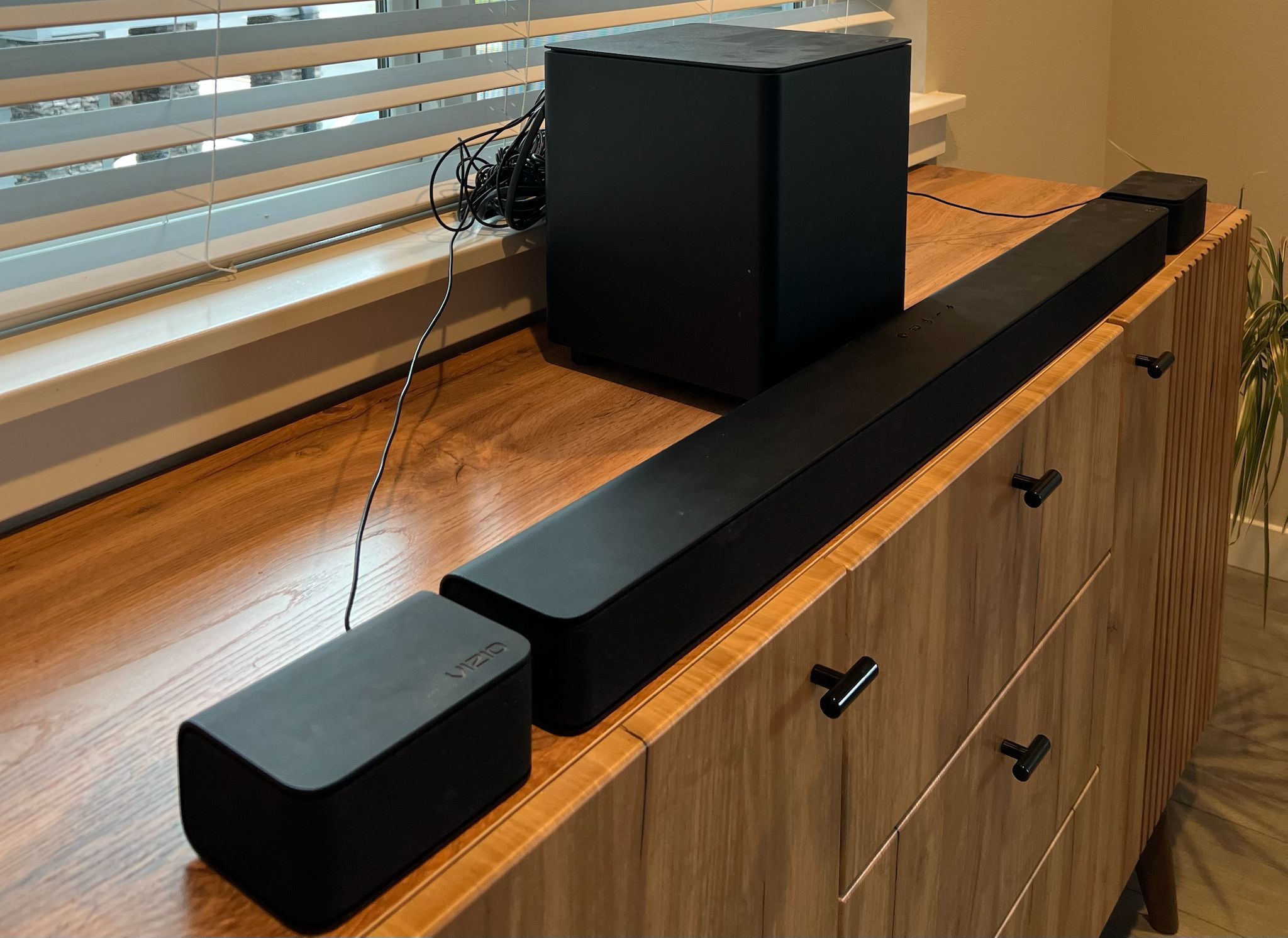 VIZIO - 5.1-Channel V-Series Soundbar with Wireless Subwoofer and Dolby Audio 5.1/DTS Virtual:X - Black