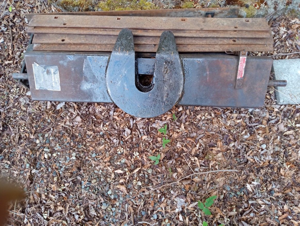 Fifth Wheel Hitch 150.00 Or Best Offer
