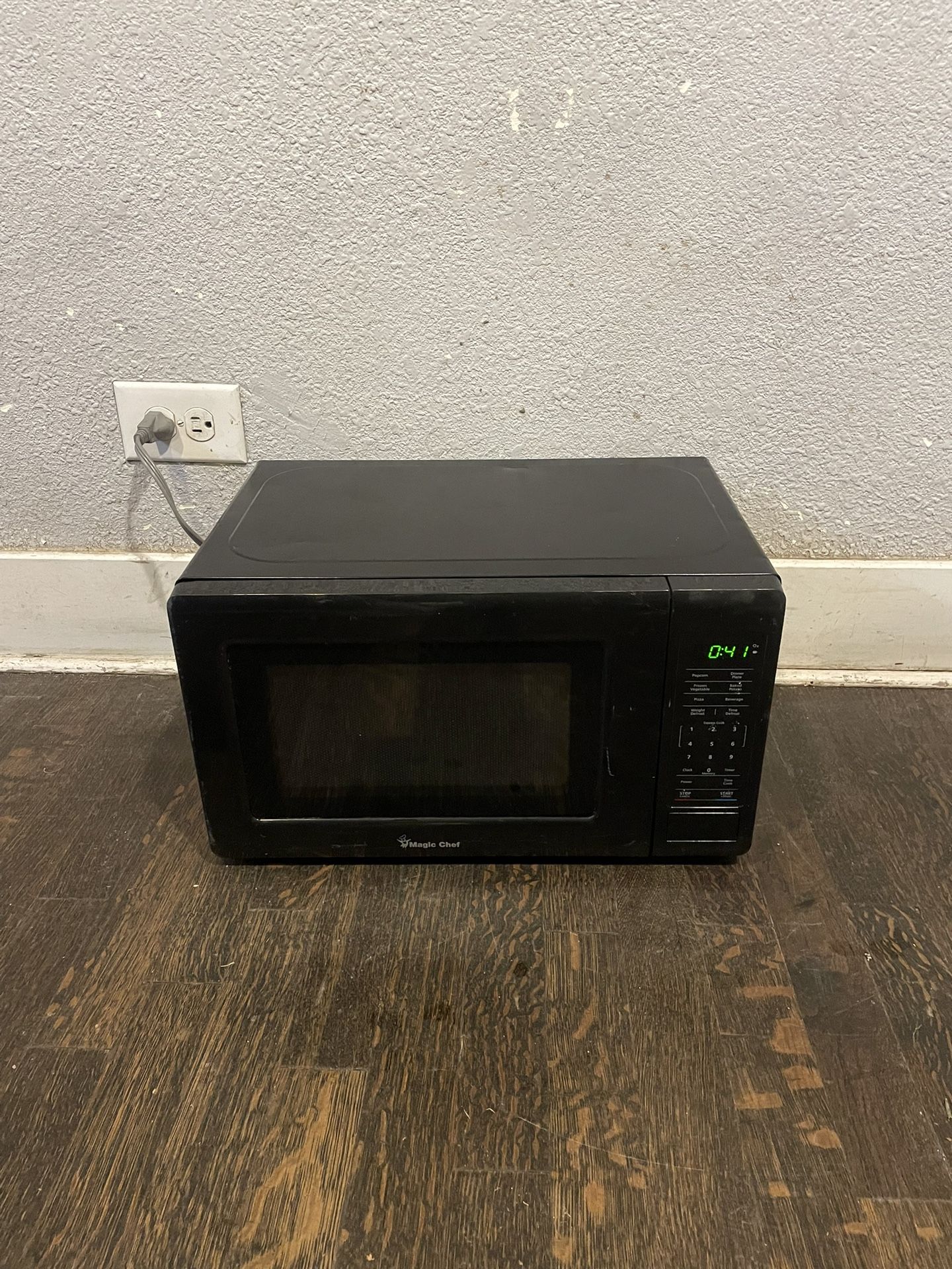 Magic Chef 0.7 cu ft Countertop Microwave Ovens in Black