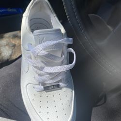 AF1 White Women’s Size 6 (Almost New )