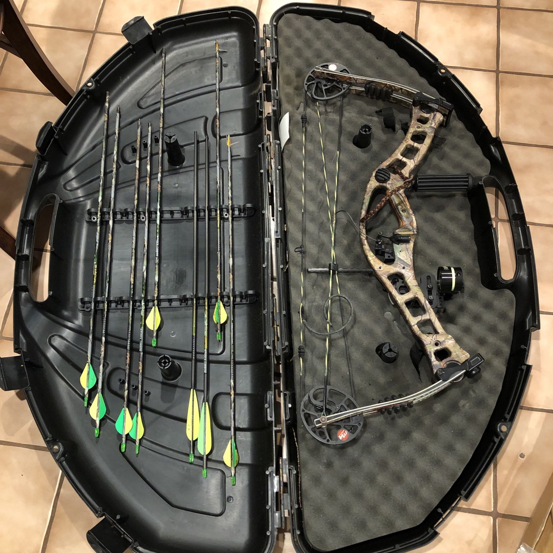 Hoyt Super Hawk Bow With Case And Arrows