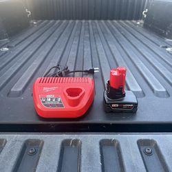 Milwaukee M12 12V Lithium-Ion 4.0 Ah Battery w/Charger