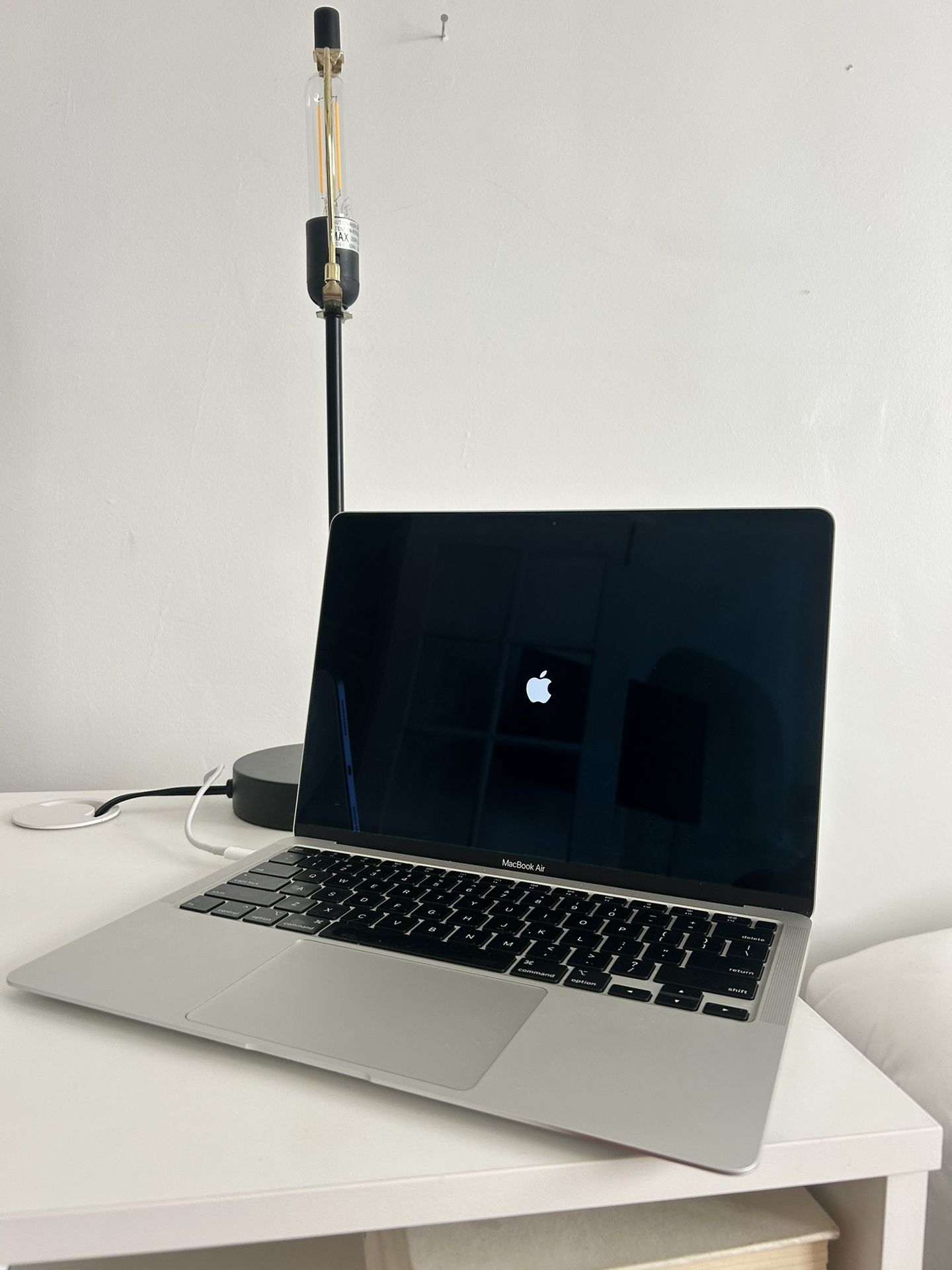 MacBook Air 13" A2179 2020 i5 8GB 256GB - For Parts / Not Working Properly + Charger