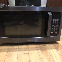 Very Nice, Shiny Clean And In Great Working Condition Toshiba Countertop Microwave 