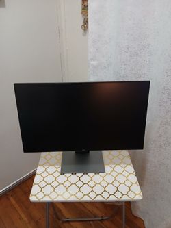 Amazing Dell monitor 24" perfect.
You can regulate the height and the lateral angle.
3 video input (2 display port and 1 HDMI) and 4 usb 3.0  input (2