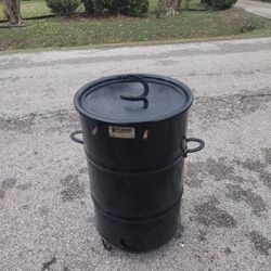 PIT BARREL   Está Semi Nuevo  Para Carbón  O Leña  Medidas Altura 30  Ancho 19 " Viene Su Base  De Cuatro Pulgadas Para Centarlo 