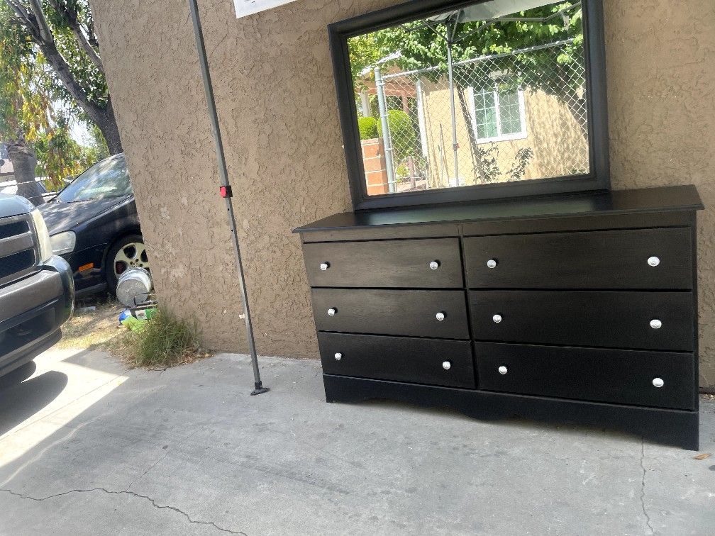 Dresser With Mirror