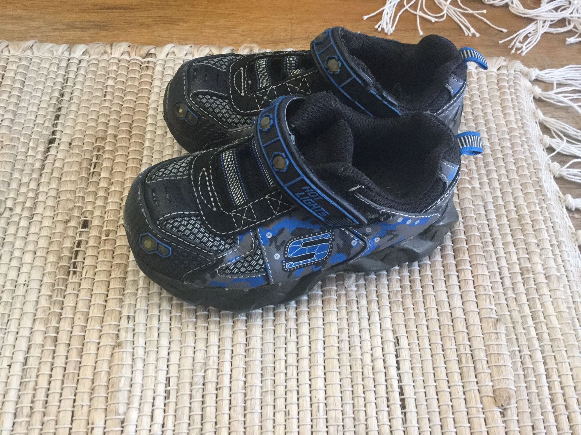 Great condition Sketchers Hot Lights Toddler kids boys light up shoes sneakers size 9 child , Fits approximately 3 year old