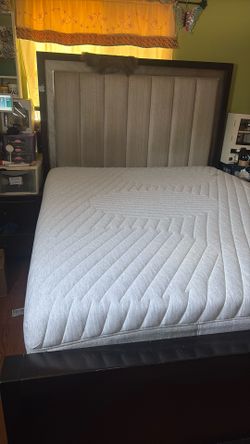 Queen bed 🛌