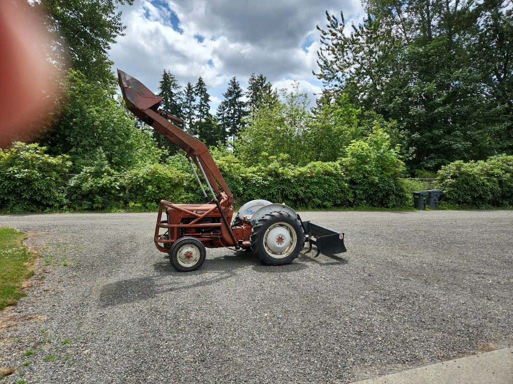 Ford 601 workmaster Tractor 