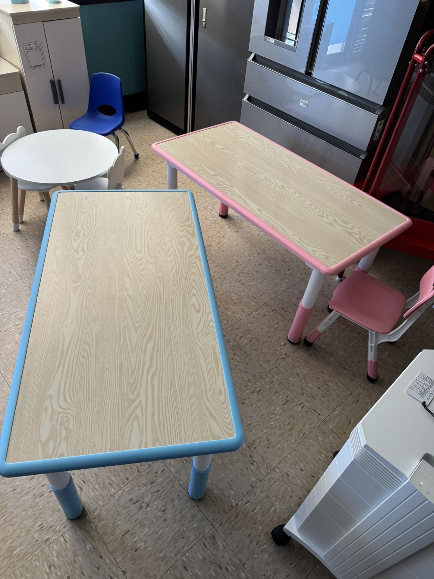 Kids Table and 4 Chairs, Height Adjustable Toddler Desk & Chair Set, Anti-Slip Legs, Graffiti Desktop, Children Large Multi-Activity Table 