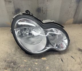 2002 2003 2004 2005 2006 Mercedes-Benz C230 C320 Right Passenger Side Headlight OEM
