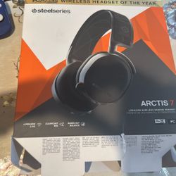 The image shows a SteelSeries Arctis 7+ Wireless Gaming Headset. Here's some information about it: 