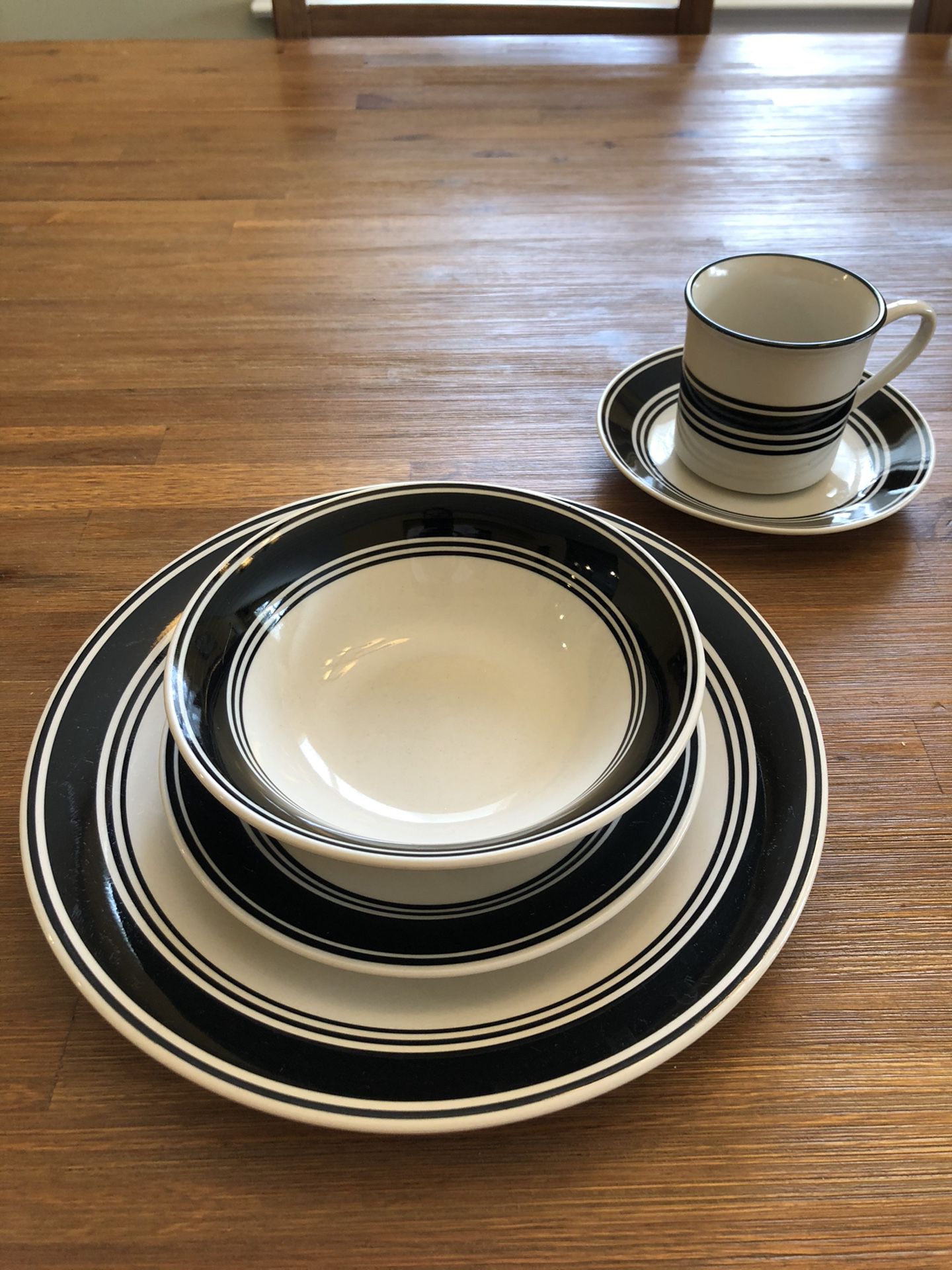 Dishes (plates, bowls, cups/mugs)